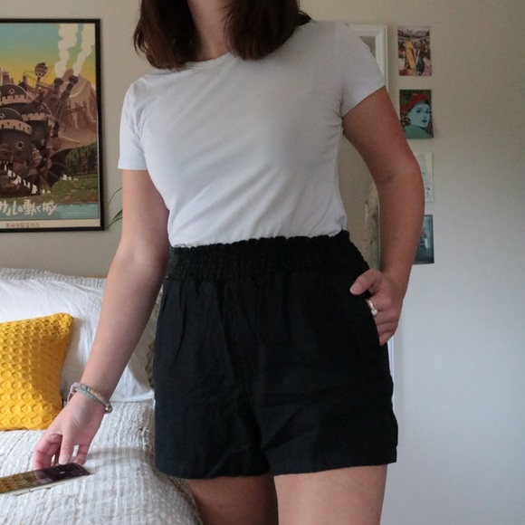 loose & comfy black linen shorts - Picture 2 of 3